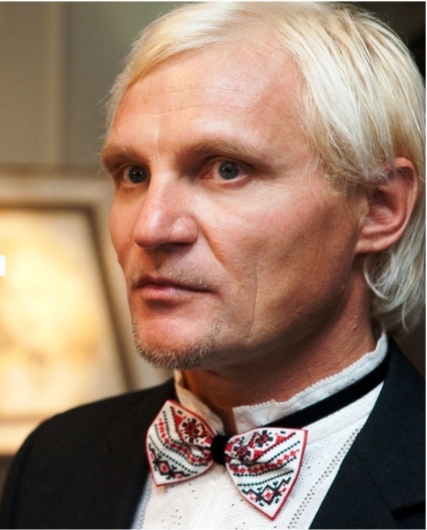 Олег Скрипка приміряє виріб Тетяни Протчевої фото сайту Тетяни Протчевої