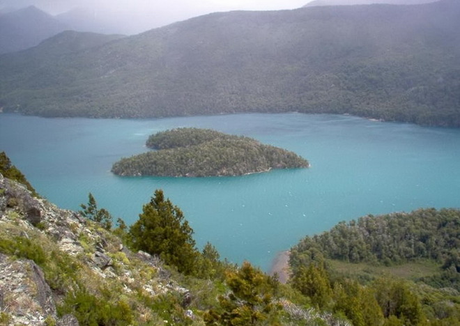 Острів на озері Гутьєррес, Патагонія, Аргентина.