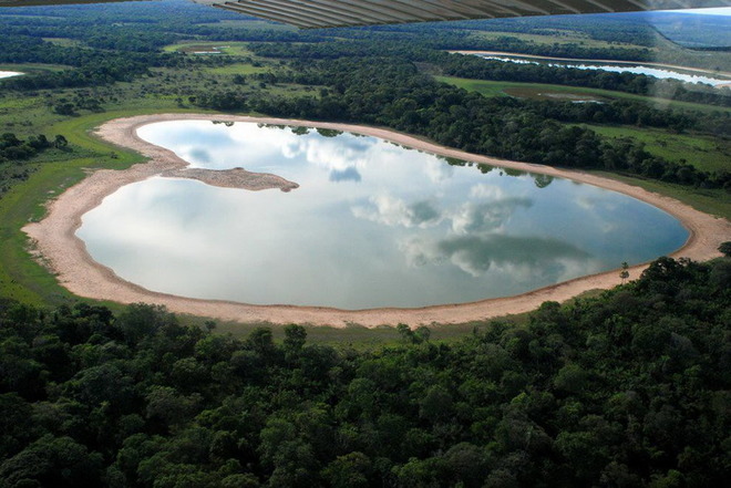 Озеро Salina в Бразилії.