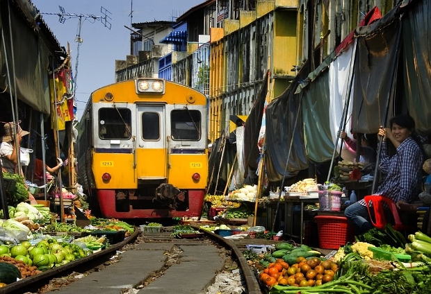 Залізниця, що проходить через ринок Маеклонг (Maeklong Market Railway) (Таїланд)
