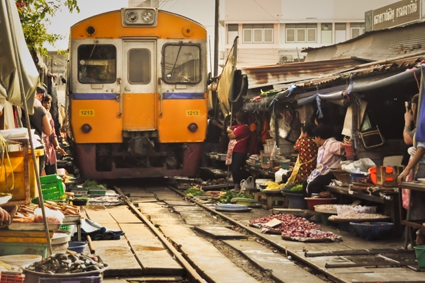Залізниця, що проходить через ринок Маеклонг (Maeklong Market Railway) (Таїланд)