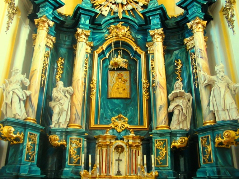 скульптури Пінзеля в Успенському костелі