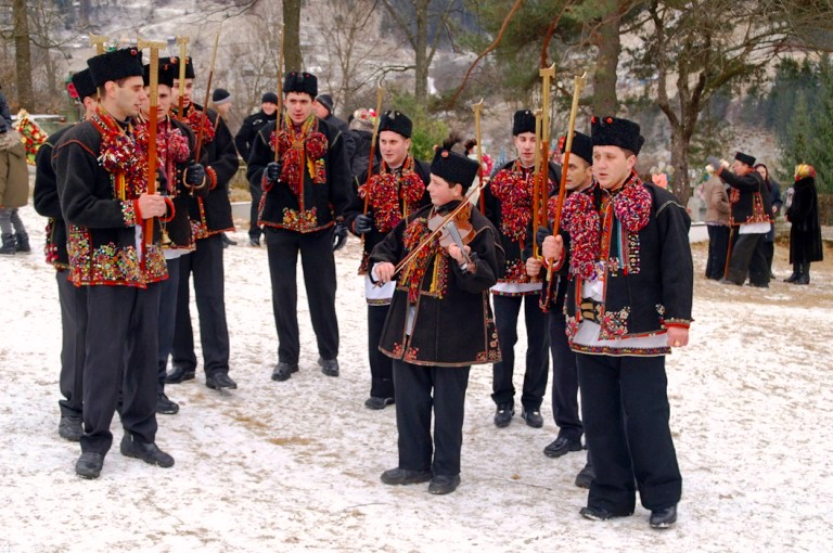 Різдвяні колядники з Верховинського району. Фото: Володимир Дубас