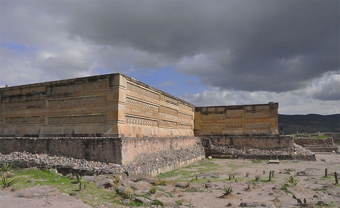 Похоронна урна у формі божества, схожого на кажана. Оахака. 300-650 н.е.