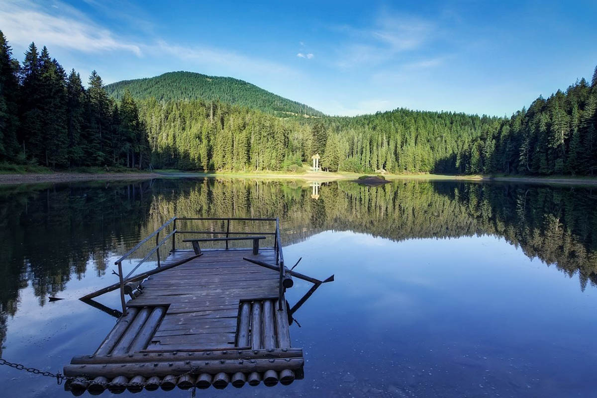 Найкрасивіше озеро України – карпатський Синевир. Казки зимового сну (відео, фото)