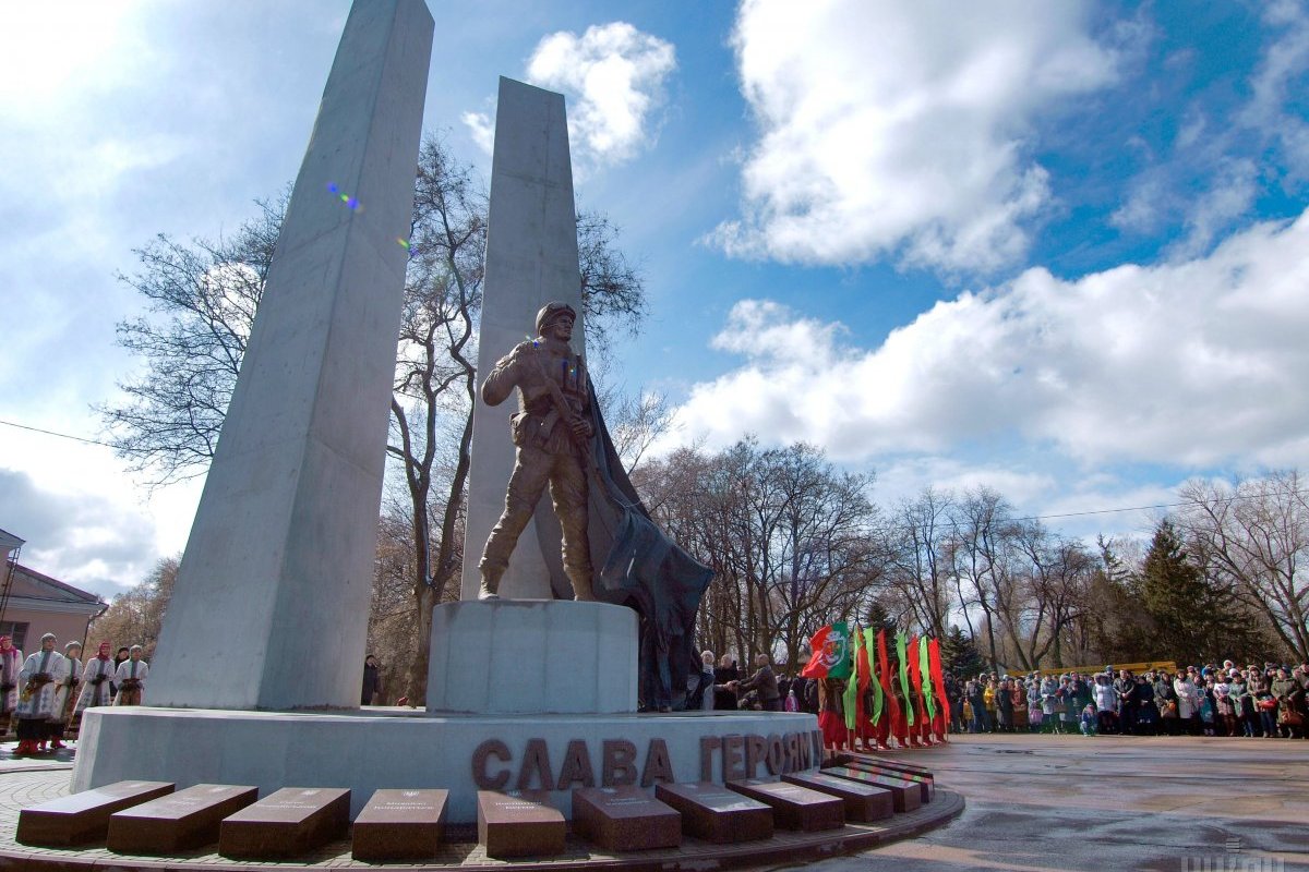 Перший пам'ятник загиблим воїнам АТО.