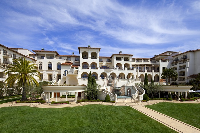 Курорт в тосканському стилі, мальовничий вид і елегантні мармурові сходи 
