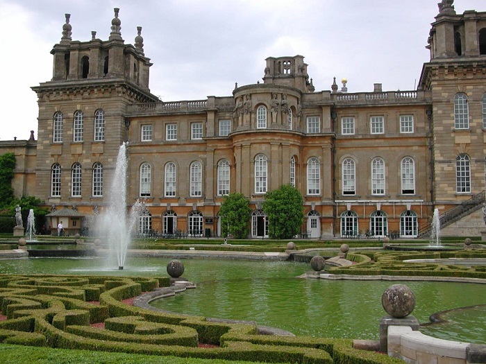 Родовий маєток герцогів Мальборо, один з найбільших палацово-паркових ансамблів Англії. 
