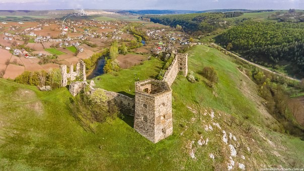 Наймальовничіші руїни старовинних замків України, або Уламки замкової краси (фото)