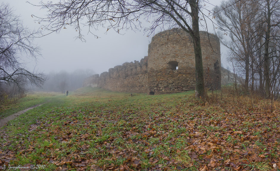 Микулинецький замок — кам'яний замок знаходиться в смт Микулинці, Тернопільської області, на відстані 23 км від Тернополя.