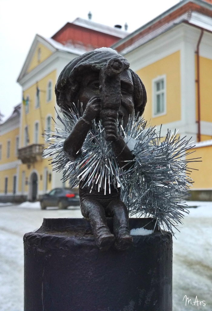 Як в Ужгороді 27 міні-скульптурок творять велику історію - фото 17