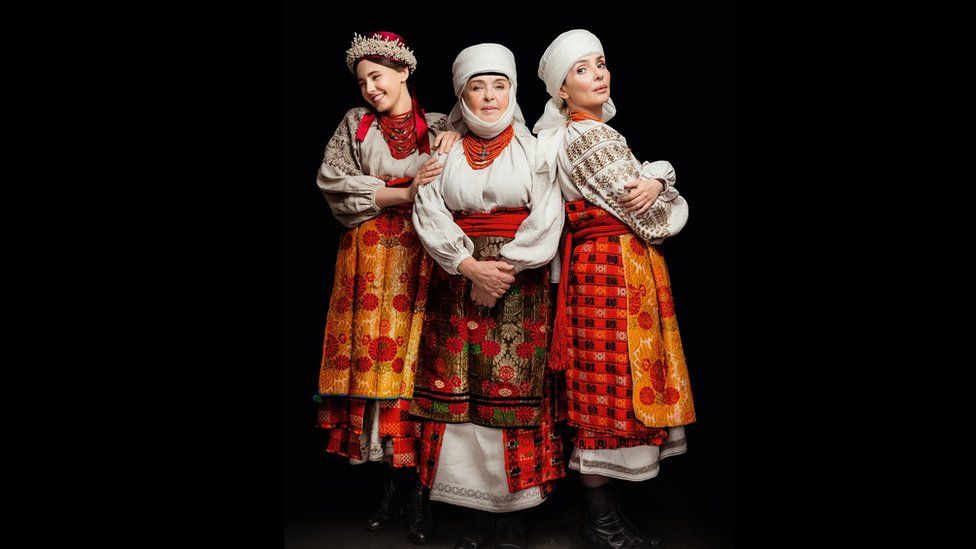 Як виглядає календар автентичних українських костюмів - фото 6