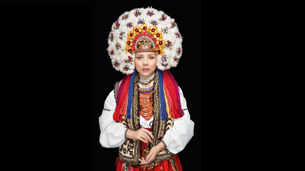 Як виглядає календар автентичних українських костюмів - фото 12