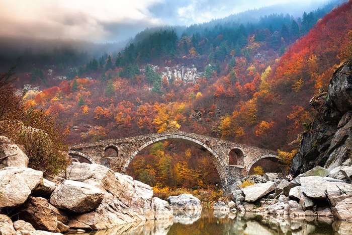 Кам'яний міст через річку в горах Родопи.