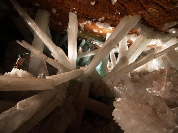 Знайдена печера з величезними кристалами (13)