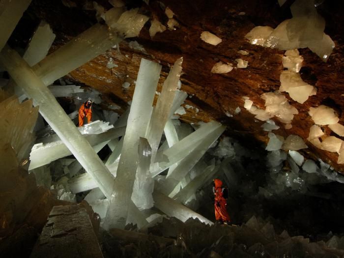 Знайдена печера з величезними кристалами (11)