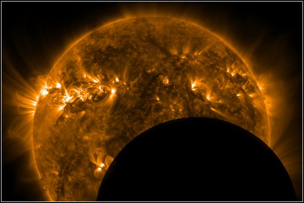 Космос, Сонце, Земля. Фото Місяця на тлі сонця, отримане супутником NASA 3 травня 2011