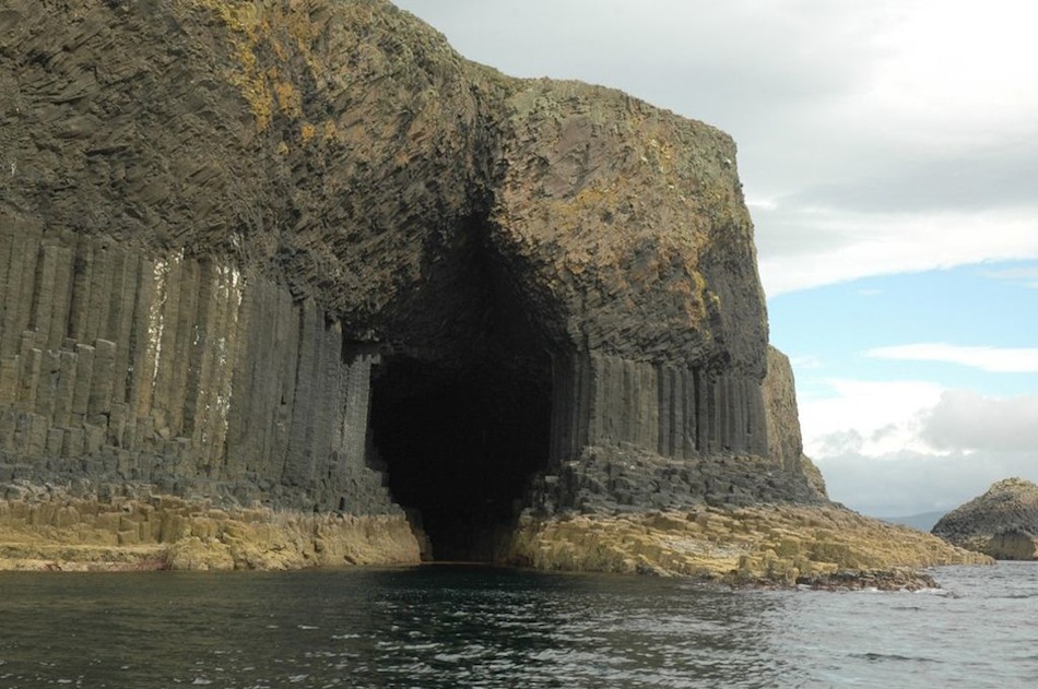Унікальна печера Фінгала із базальтових колон на острові Стаффа (3)