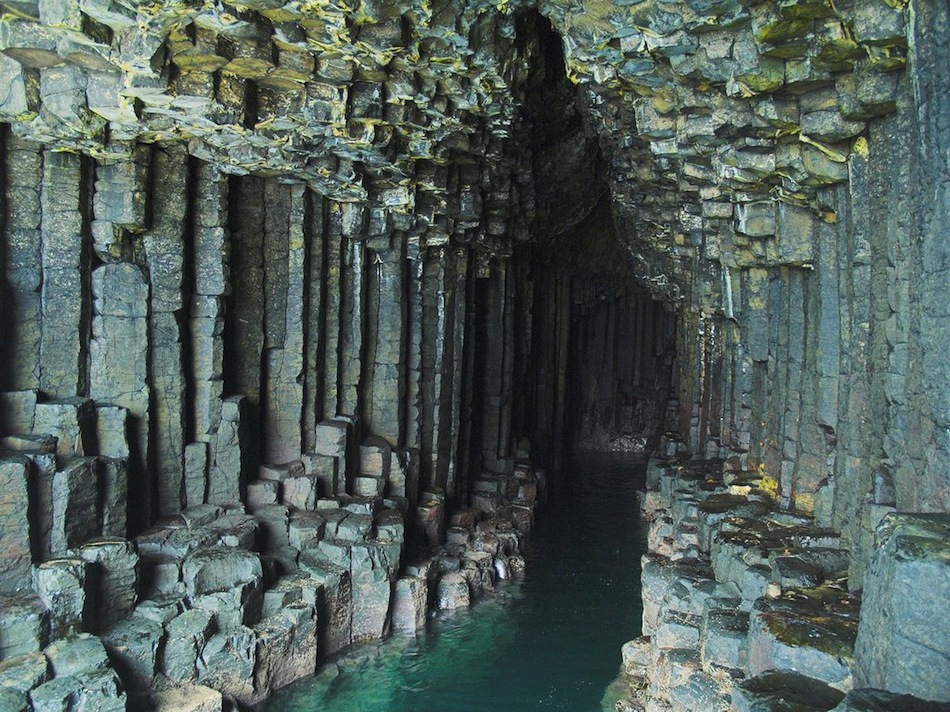 Унікальна печера Фінгала із базальтових колон на острові Стаффа (2)