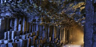 Унікальна печера Фінгала із базальтових колон на острові Стаффа (1)