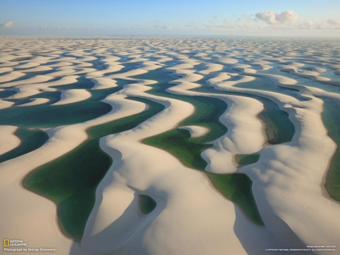 Фантастична краса білосніжних пісків національного парку Lencois Maranhenses в Бразилії (9)