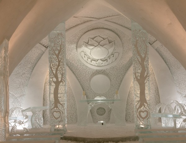 Чудо з льоду: незвичайний льодяний готель «Hotel de Glace» в Канаді (12)