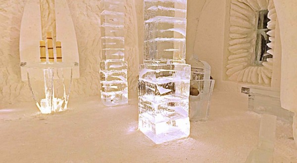 Чудо з льоду: незвичайний льодяний готель «Hotel de Glace» в Канаді (9)