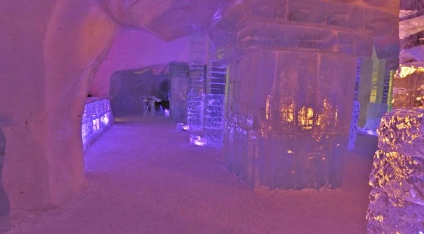 Чудо з льоду: незвичайний льодяний готель «Hotel de Glace» в Канаді (6)