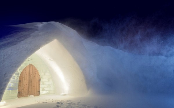 Чудо з льоду: незвичайний льодяний готель «Hotel de Glace» в Канаді (4)
