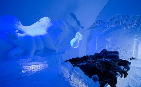 Чудо з льоду: незвичайний льодяний готель «Hotel de Glace» в Канаді (2)