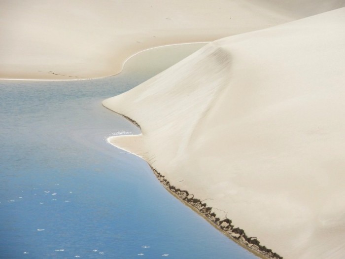 Фантастична краса білосніжних пісків національного парку Lencois Maranhenses в Бразилії (20)