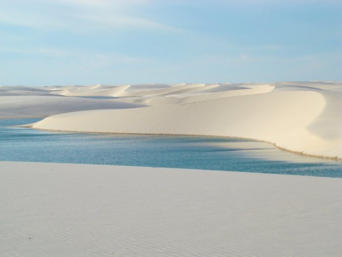 Фантастична краса білосніжних пісків національного парку Lencois Maranhenses в Бразилії (16)