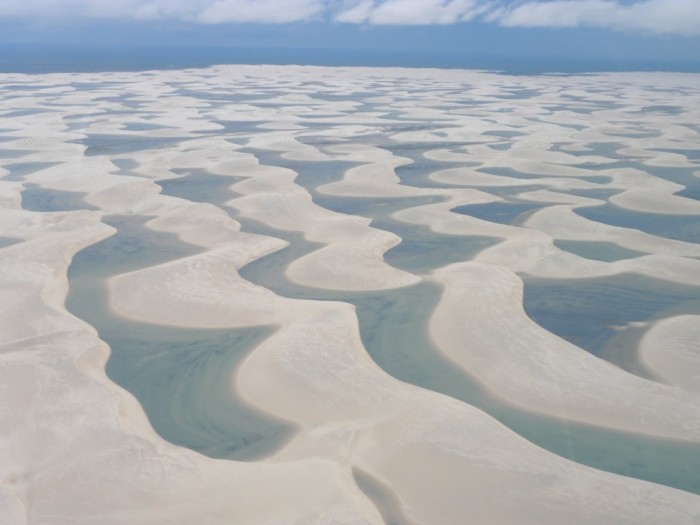 Фантастична краса білосніжних пісків національного парку Lencois Maranhenses в Бразилії (15)