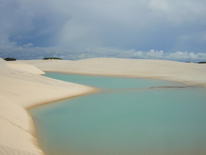 Фантастична краса білосніжних пісків національного парку Lencois Maranhenses в Бразилії (12)