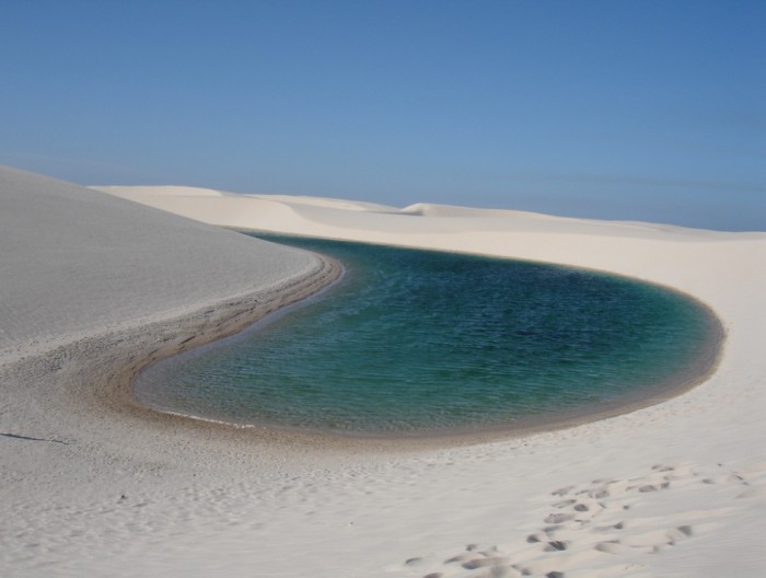 Фантастична краса білосніжних пісків національного парку Lencois Maranhenses в Бразилії (11)