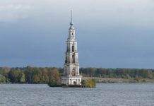 Затоплені церкви (Дзвіниця міста Калязін, Росія )
