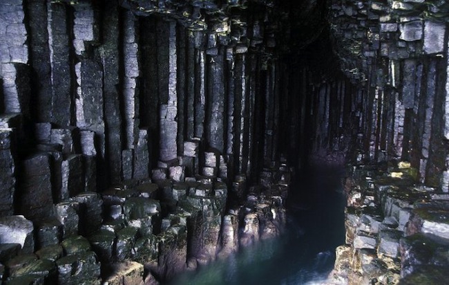 Унікальна печера Фінгала із базальтових колон на острові Стаффа (4)