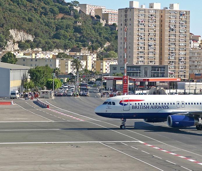 Гібралтар. Незвичайний аеропорт, що перетинає дорогу (8)