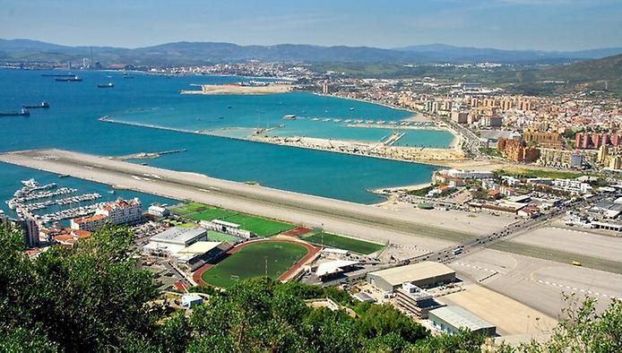 Гібралтар. Незвичайний аеропорт, що перетинає дорогу (7)