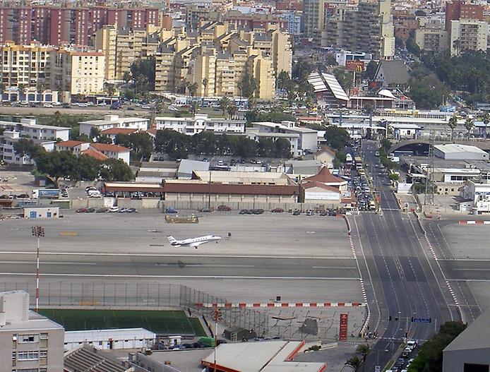 Гібралтар. Незвичайний аеропорт, що перетинає дорогу (3)