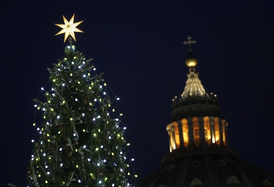 Головна ялинка католиків, встановлена ​​на площі святого Петра у Ватикані, в цьому році була привезена із Західної України.