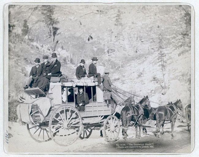 Знаменита дедвудская поштова карета. Карета, запряжена кіньми, здійснювала регулярні рейси по небезпечних дорогах у чорних пагорбах, поки не проклали залізницю. Знімок зроблений в 1889 році.