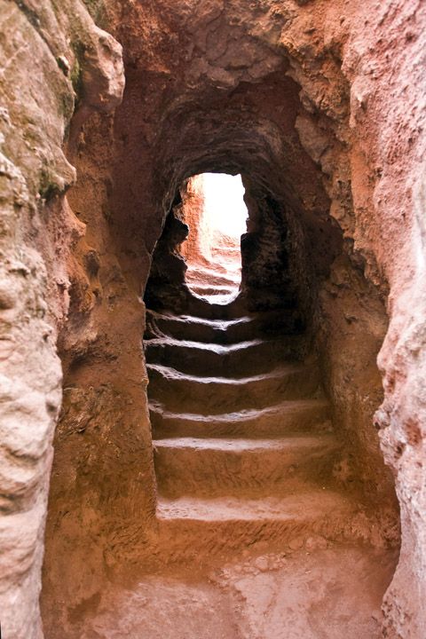 Унікальні монолітні храми в скелі міста Лалібела (23)