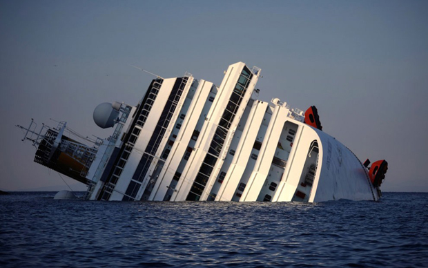 «Costa Concordia» після аварії біля берегів острова Джил. 6 пасажирів потонули, 14 все ще числяться зниклими без вісті, після того як італійський лайнер з 4200 людьми на борту сів на мілину.