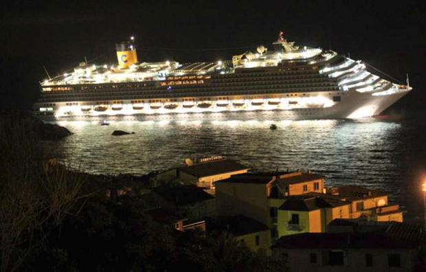 Круїзний лайнер «Costa Concordia» накренився, сівши на мілину біля берегів острова Джил. (AP Photo / Giglionews.it, Giorgio Fanciulli)