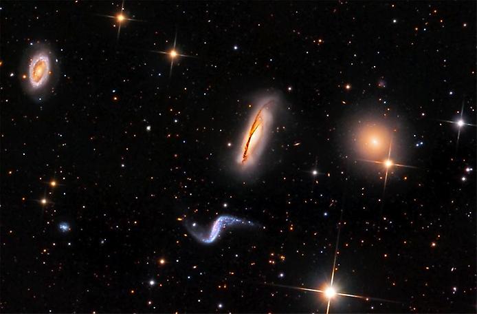 е одне дивне скупчення галактик - Хіксон 44 (знаходиться приблизно в 60 мільйонів світлових років від сузір'я Лева)