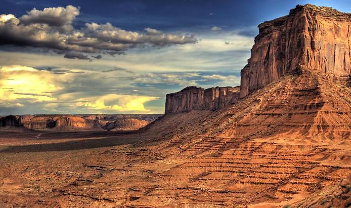 Фантастичні обриси скель на пустельному пейзажі: Долина монументів (8)