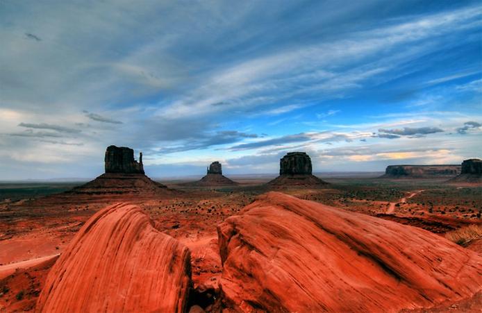Фантастичні обриси скель на пустельному пейзажі: Долина монументів (7)