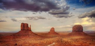 Фантастичні обриси скель на пустельному пейзажі: Долина монументів (6)