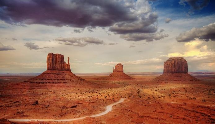 Фантастичні обриси скель на пустельному пейзажі: Долина монументів (6)